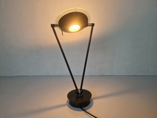 Postmoderne wandlamp in de vorm van een ufo