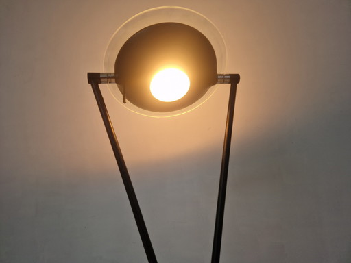 Postmoderne wandlamp in de vorm van een ufo