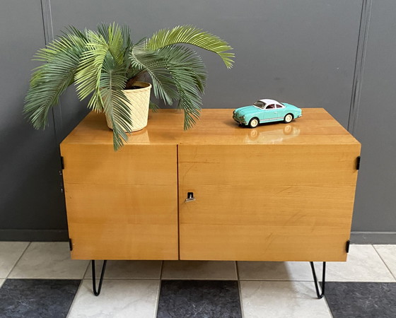 Image 1 of Blond houten lage kast 1970S