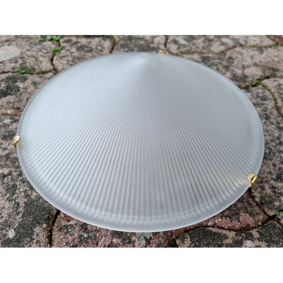 Image 1 of Paar vintage wandlampen van goudkleurig metaal en glas in de vorm van een Chinese hoed