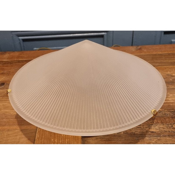 Image 1 of Paar vintage wandlampen van goudkleurig metaal en glas in de vorm van een Chinese hoed