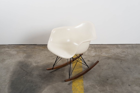 Image 1 of Charles & Ray Eames - Herman Miller RAR schommelstoel
