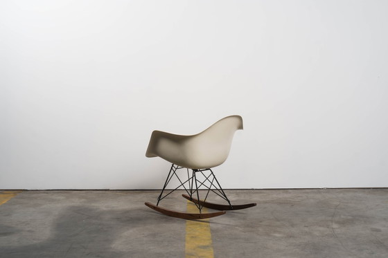 Image 1 of Charles & Ray Eames - Herman Miller RAR schommelstoel