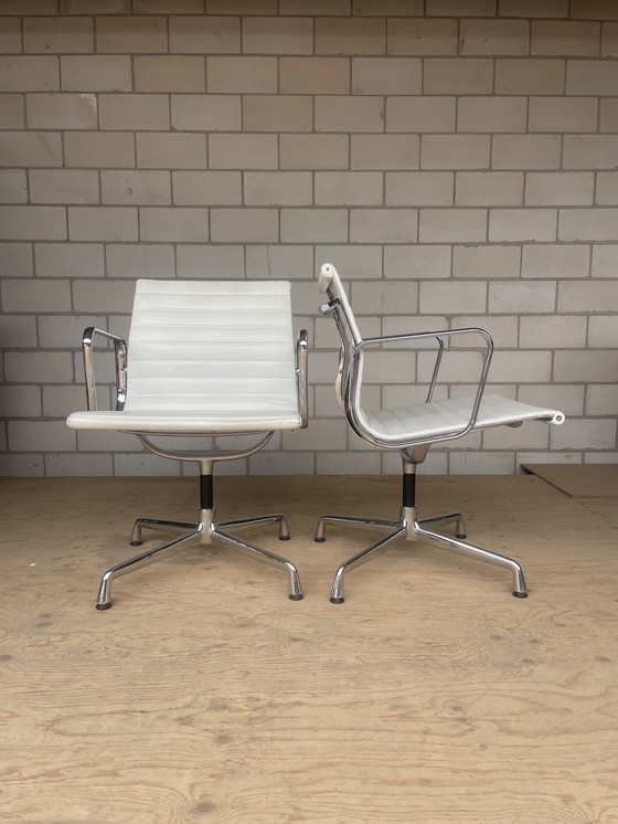 Image 1 of Vitra Eames Ea108 Wit Leer/Chroom