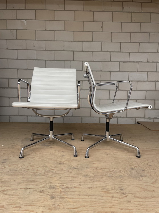 Image 1 of Vitra Eames Ea108 Wit Leer/Chroom