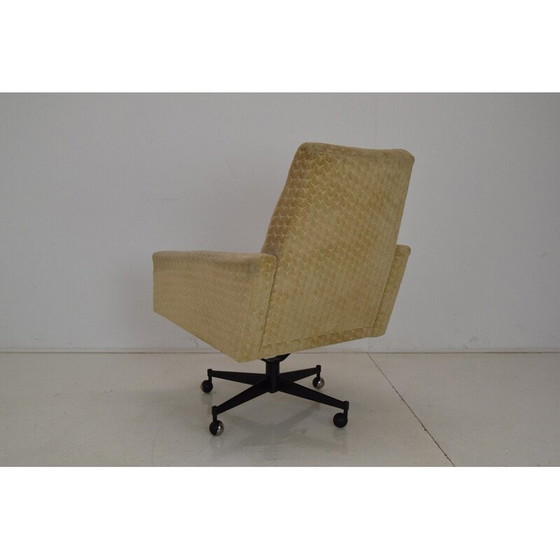 Image 1 of Mid-eeuwse draaifauteuil met wielen, Tsjecho-Slowakije 1970