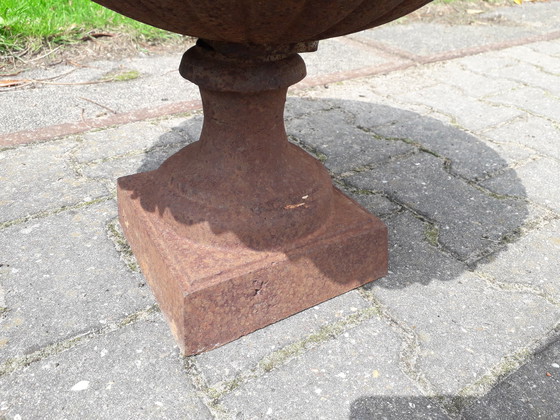 Image 1 of Brocante gietijzeren tuinvaas/louvrevaas nr.2 doorsnede 52 cm, hoogte 38 cm