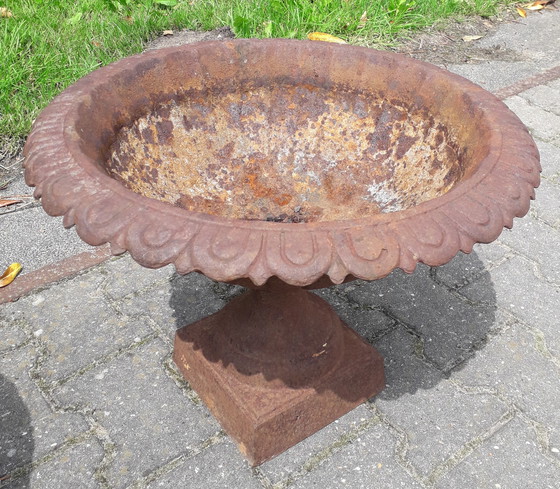 Image 1 of Brocante gietijzeren tuinvaas/louvrevaas nr.2 doorsnede 52 cm, hoogte 38 cm