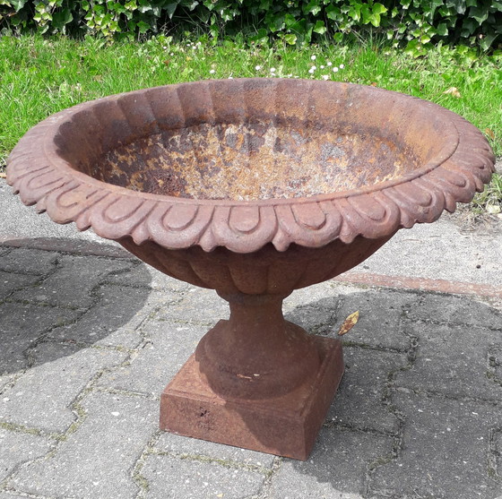 Image 1 of Brocante gietijzeren tuinvaas/louvrevaas nr.2 doorsnede 52 cm, hoogte 38 cm