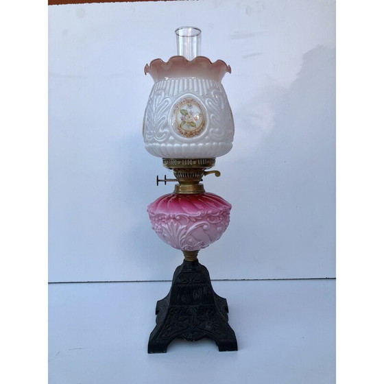 Image 1 of Victoriaanse olielamp met melkglas en ijzeren metaal, Engeland 1900