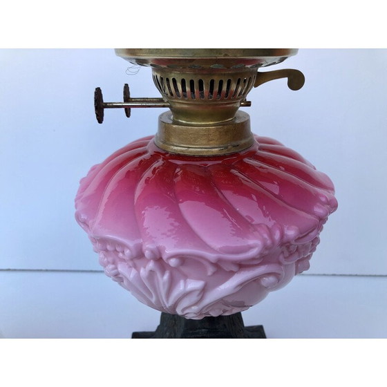 Image 1 of Victoriaanse olielamp met melkglas en ijzeren metaal, Engeland 1900