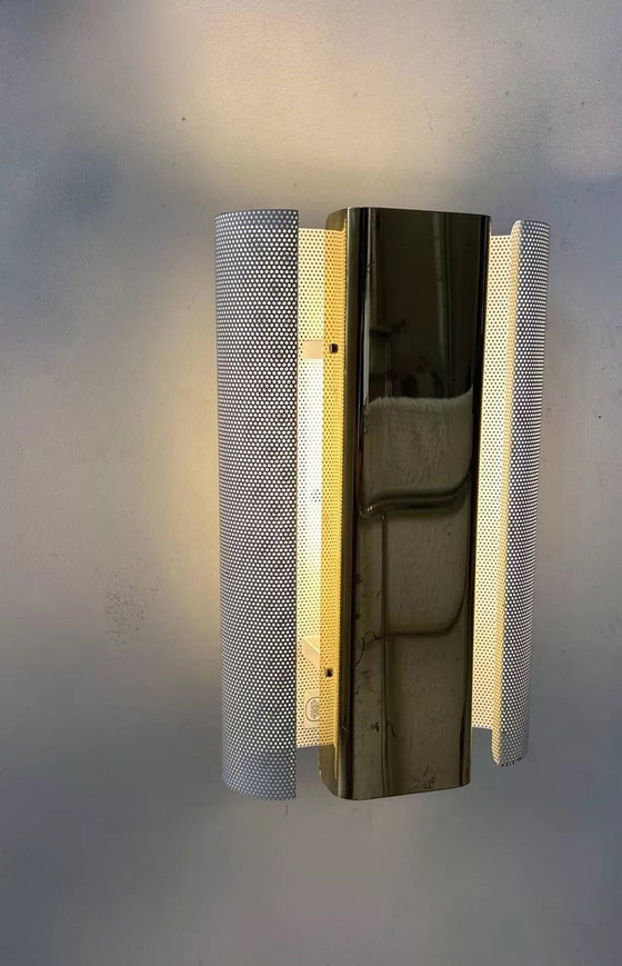 Image 1 of 2X Vintage wandlampen, messing en wit geperforeerd metaal, Hans Agne Jakobsson