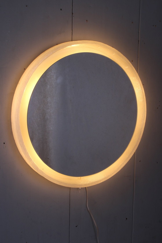 Image 1 of Vintage Ronde Plexiglas Badkamerspiegel met Binnenverlichting.