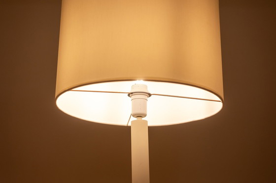 Image 1 of Wit gelakt metaal en opaline flessenlamp. Circa 1970.