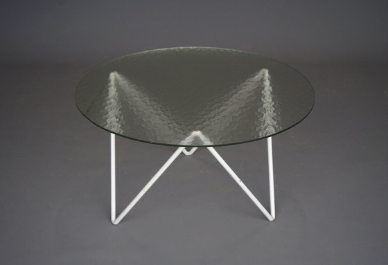 Image 1 of Minimalistische Nederlandse ronde salontafel. 1950S