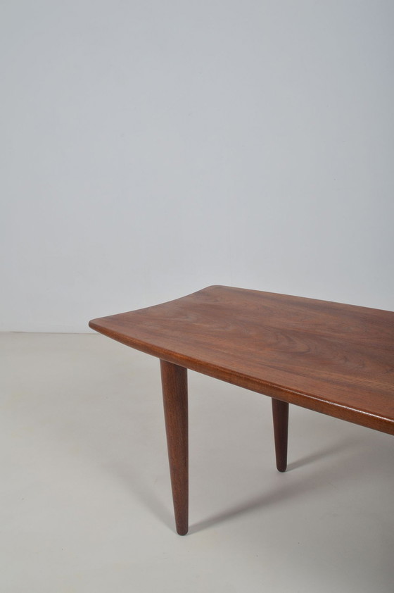 Image 1 of Deense salontafel in massief hout met fraaie vormgeving, jaren '60