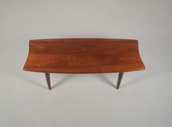 Image 1 of Deense salontafel in massief hout met fraaie vormgeving, jaren '60