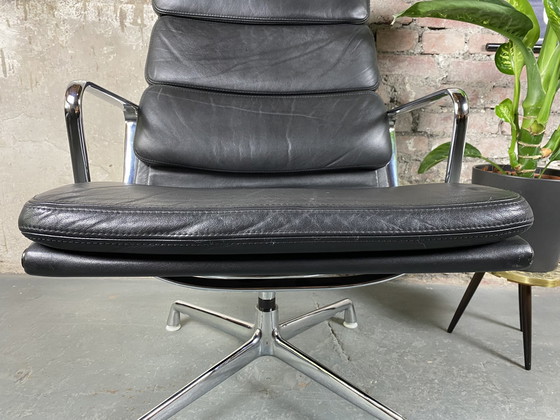 Image 1 of Herman Miller Zachte Stoel EA 216 van Charles & Ray Eames