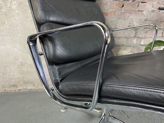 Image 1 of Herman Miller Zachte Stoel EA 216 van Charles & Ray Eames