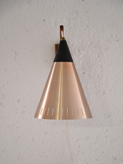 Scandinavische wandlamp met teakhouten arm en zwarte kegelvormige kap