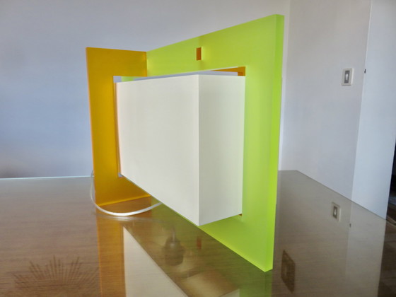 Image 1 of Zeer grote plexiglas lamp, jaren 80 90