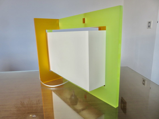 Image 1 of Zeer grote plexiglas lamp, jaren 80 90