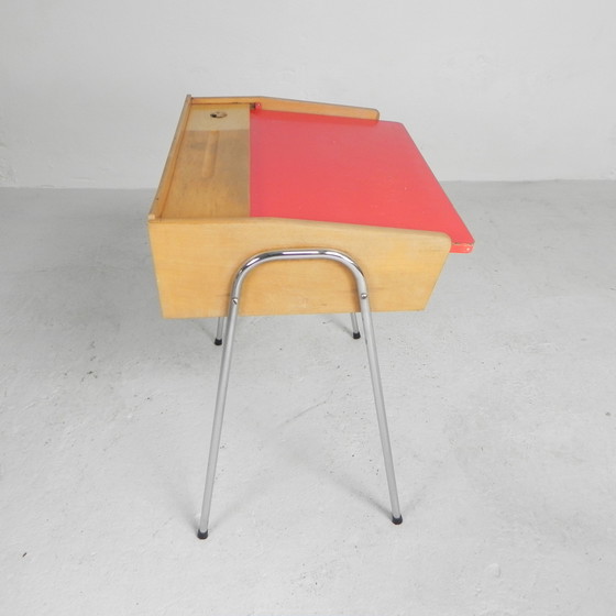 Image 1 of Vintage kinderbureau, lessenaar met klep, jaren 50