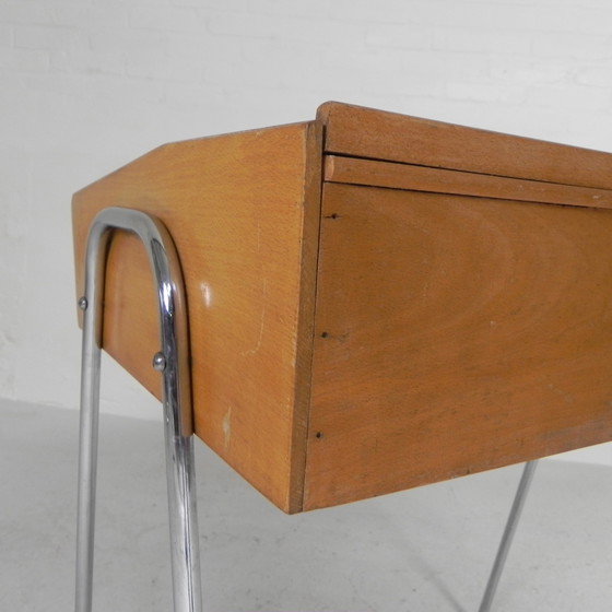 Image 1 of Vintage kinderbureau, lessenaar met klep, jaren 50