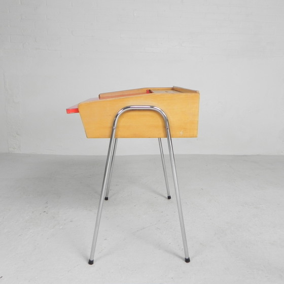 Image 1 of Vintage kinderbureau, lessenaar met klep, jaren 50