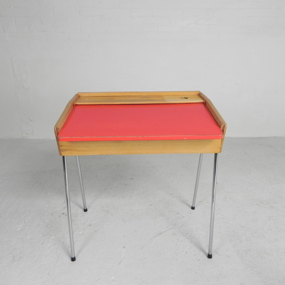 Image 1 of Vintage kinderbureau, lessenaar met klep, jaren 50