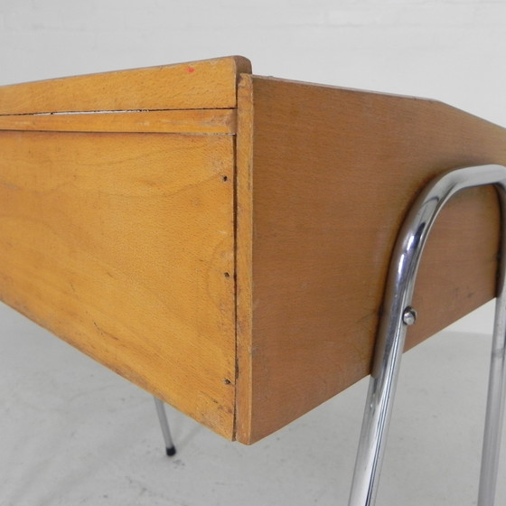 Image 1 of Vintage kinderbureau, lessenaar met klep, jaren 50