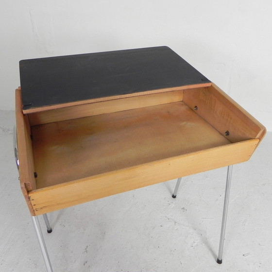 Image 1 of Vintage kinderbureau, lessenaar met klep, jaren 50