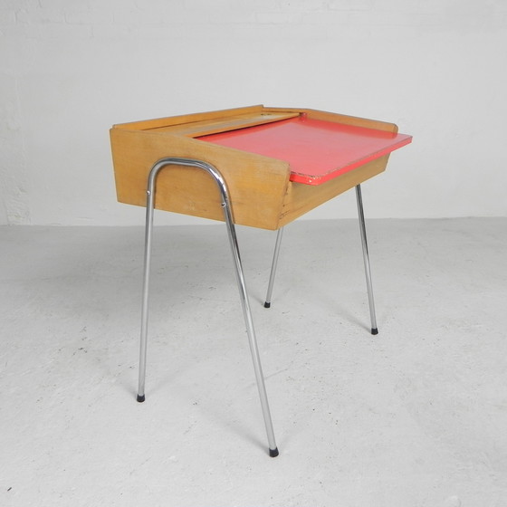 Image 1 of Vintage kinderbureau, lessenaar met klep, jaren 50