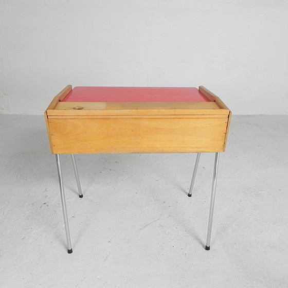 Image 1 of Vintage kinderbureau, lessenaar met klep, jaren 50