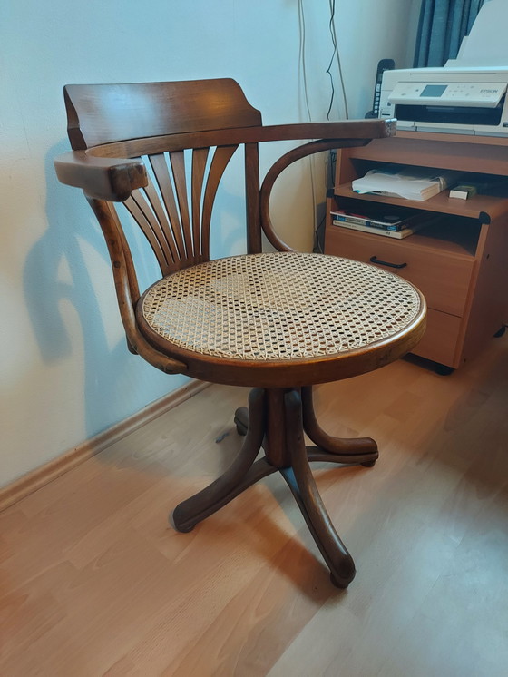 Image 1 of Thonet kapiteinsstoel met draaibaar onderstel