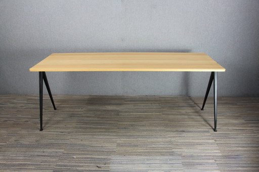 1X Ahrend Pyramid Eiken Tafel