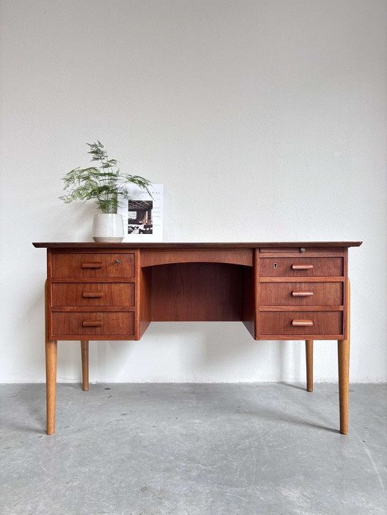 Image 1 of Vintage Bureau Teak + Eiken 2 Kanten 