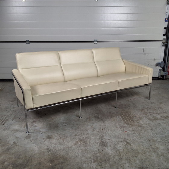 Image 1 of Fritz Hansen Series 3300 Bank/Zetel