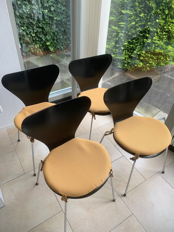 Image 1 of Set Van 4 Vlinderstoelen Van Arne Jacobsen Voor Fritz Hansen