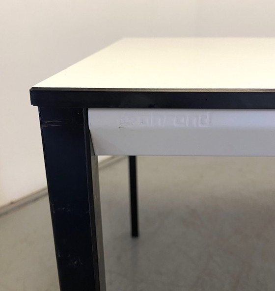 Image 1 of Ahrend facettafel zwart wit