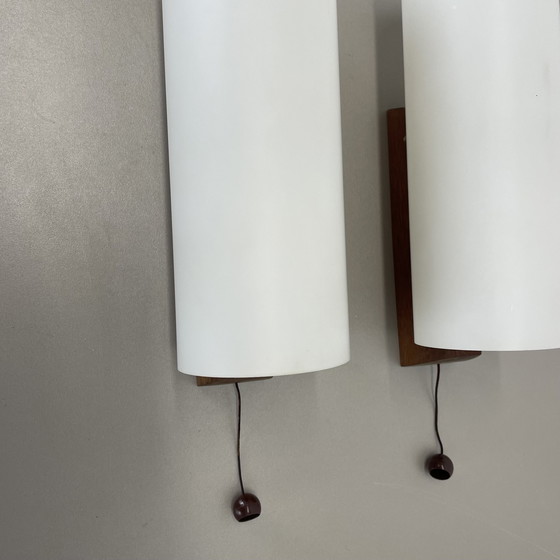 Image 1 of Set van 2 minimalistische wandlampen van satijnwit glas en teakhout, Denemarken, 1960S
