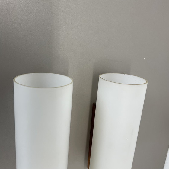 Image 1 of Set van 2 minimalistische wandlampen van satijnwit glas en teakhout, Denemarken, 1960S