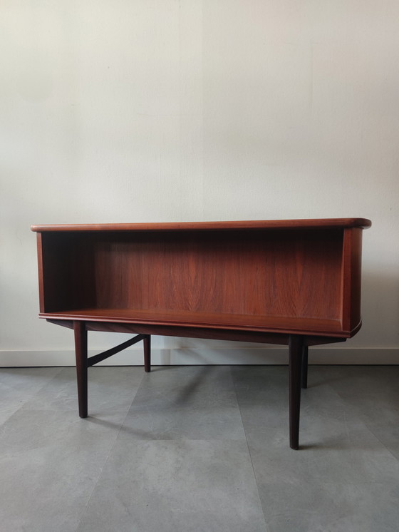 Image 1 of Vintage Deens Rondlopend Bureau In Teak