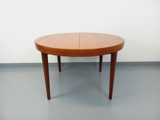 Image 1 of Grote Vintage 50s 60s Scandinavische ronde teakhouten tafel met verlengstukken