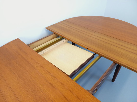 Image 1 of Grote Vintage 50s 60s Scandinavische ronde teakhouten tafel met verlengstukken