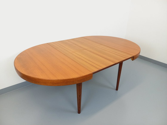 Image 1 of Grote Vintage 50s 60s Scandinavische ronde teakhouten tafel met verlengstukken