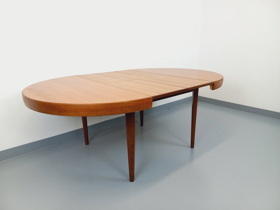 Image 1 of Grote Vintage 50s 60s Scandinavische ronde teakhouten tafel met verlengstukken