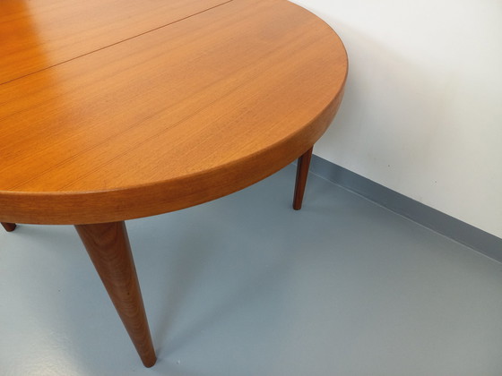 Image 1 of Grote Vintage 50s 60s Scandinavische ronde teakhouten tafel met verlengstukken