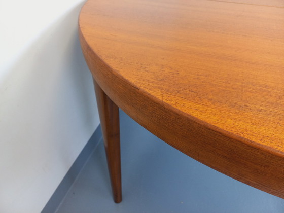 Image 1 of Grote Vintage 50s 60s Scandinavische ronde teakhouten tafel met verlengstukken