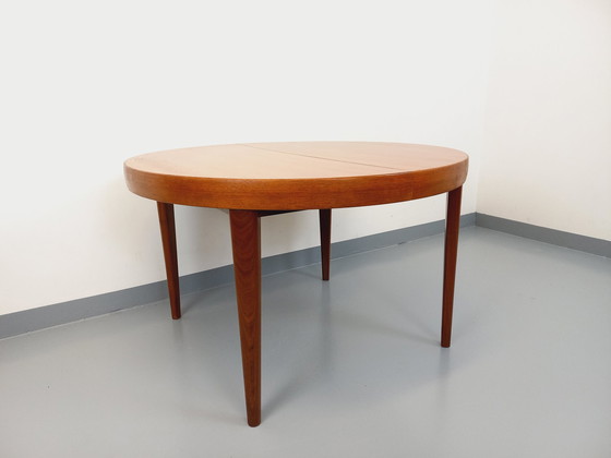 Image 1 of Grote Vintage 50s 60s Scandinavische ronde teakhouten tafel met verlengstukken